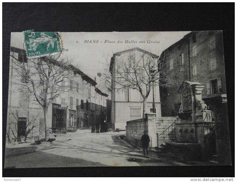 RIANS (Var) - Place Des Halles Aux Grains - Café Laurent - Commerces - Fontaine - Animée - Voyagée Le 2 Novembre 1909 - Rians