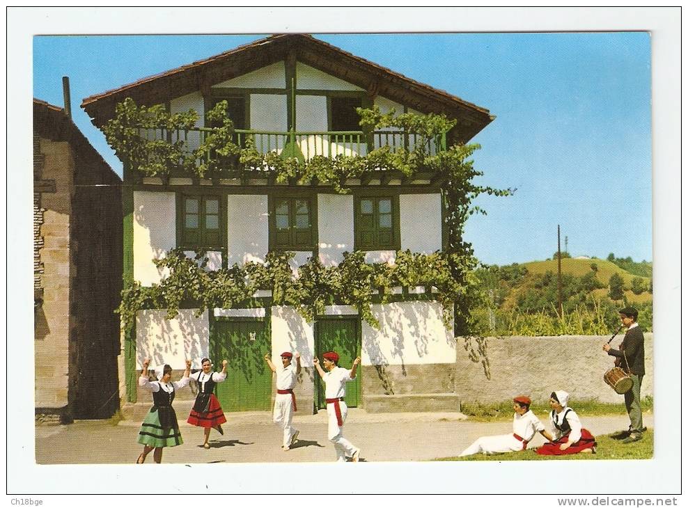 CPSM : Pays Basque : Folflore Vasco : Danseurs + Musicien Devant Une Maison - Danses