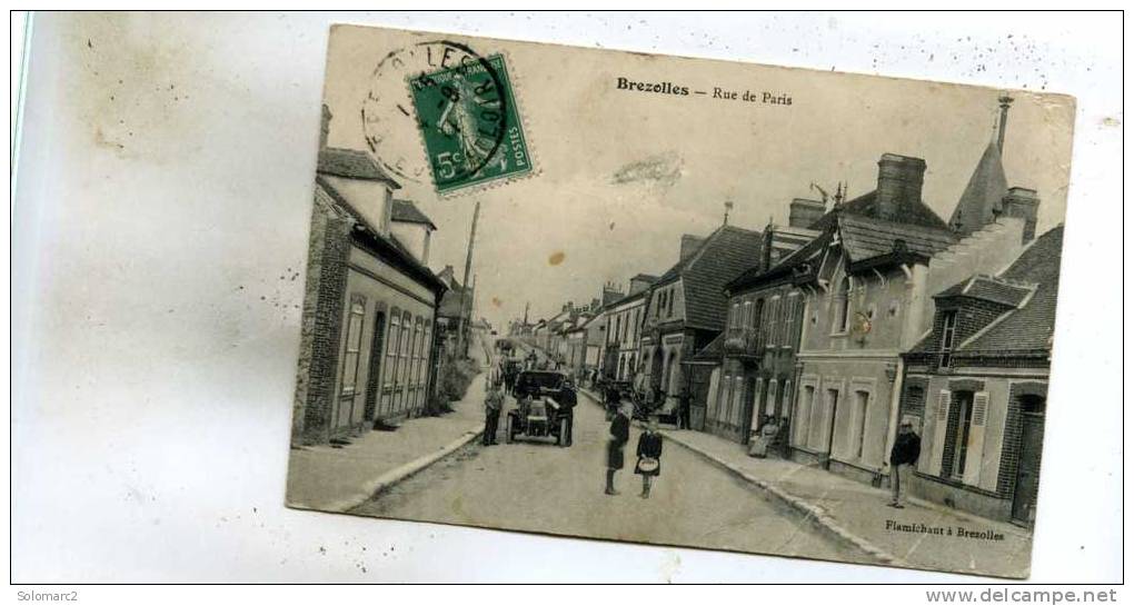 Brezolles  28    La Rue Du Parvis Animée Et Voiture Lege Pli En Bas Droite - Andere & Zonder Classificatie