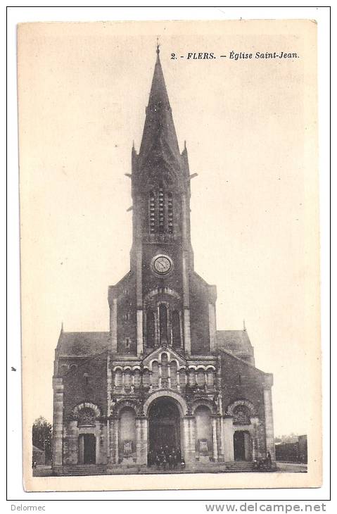 CPA Flers 61 Orne Eglise St Jean Groupe Devant Le Porche édit Artaud Non écrite Dos Vert Bon état - Flers