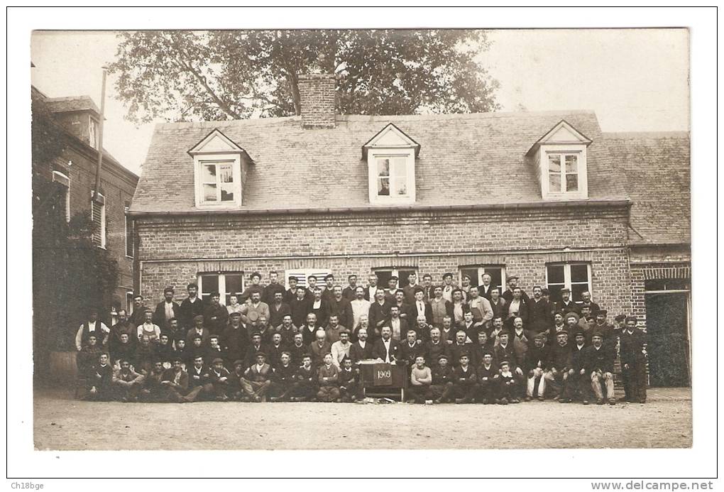 CARTE PHOTO : 59 - Nord : Armentières : Important Groupe De Personnes Posant Devant Une Grande Maison : Lieu Indéterminé - Armentieres