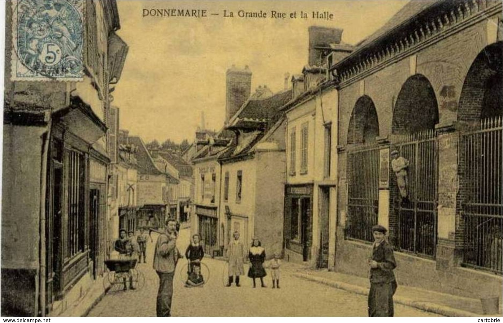 Dépt 77 - DONNEMARIE-EN-MONTOIS - La Grande Rue Et La Halle - Animée - (Donnemarie-Dontilly) - Donnemarie Dontilly