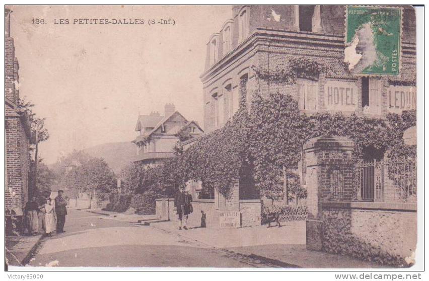 LES PETITES DALLES. CPA. "UNE RUE" ???.xxxxx - Autres & Non Classés