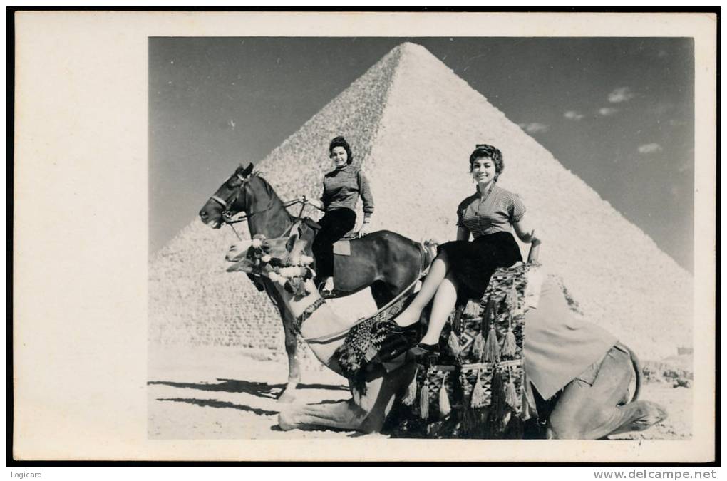 MISS UNIVERS 1954 AND MISS COTTON IN FRONT THE PYRAMID OF CHEOPS AT GUIZEH - Gizeh