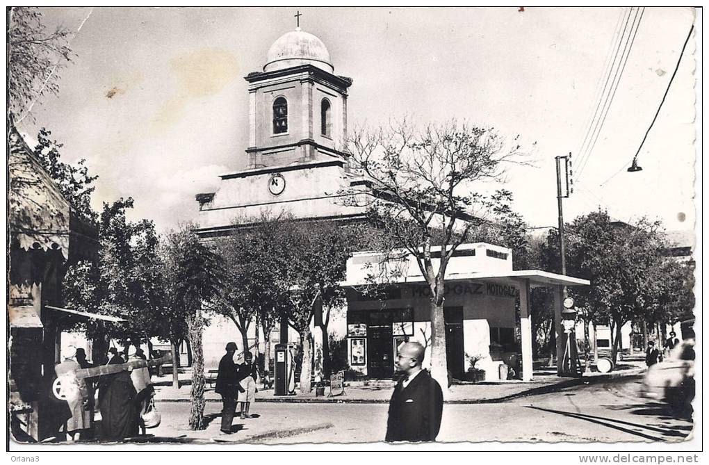 --LA PLACE DE L'EGLISE -- ANIMATIONS -- 1953 -- CARTE PHOTO -- - Batna