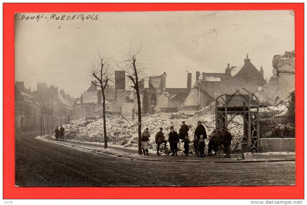 DOUAI - Rue De Paris. (Carte Photo Belle Animation) - Douai