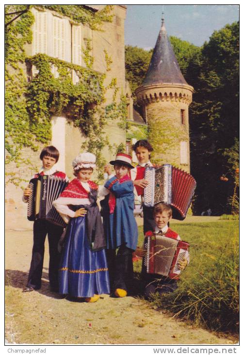 MOLINET 03, ACCORDEON CLUB DOMPIERROIS "LES DANSEURS"DEVANT LE DONJON - Other & Unclassified