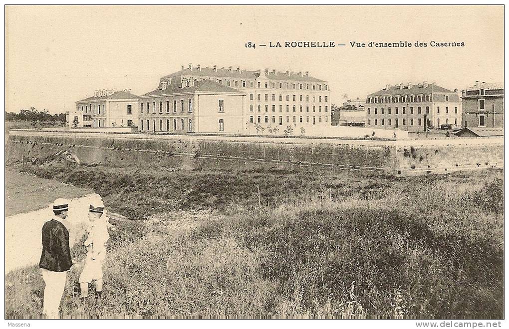 184  -  LA  ROCHELLE - VUE D'ENSEMBLE DES CASERNES - La Rochelle