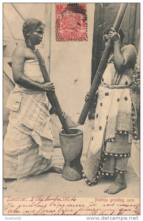 ( CPA AFRIQUE )  TANZANIE /  ZANZIBAR  /  Natives Grinding Corn  - - Tanzanía