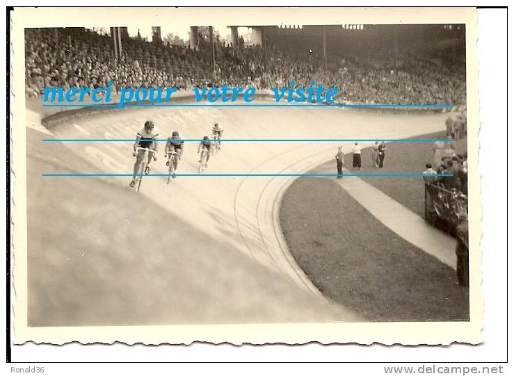 Photo Cyclisme Course Cyclistes Tribune ( STADE Parc Des Princes Boulogne Billancourt Paris Vélo - Cyclisme