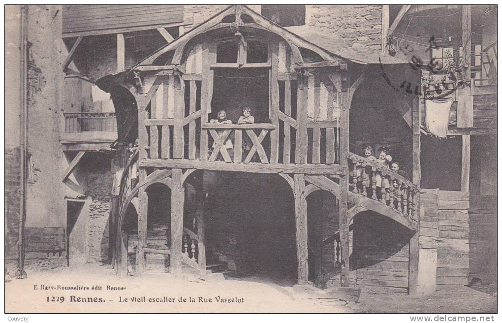 CPA 35 RENNES , Vieil Escalier De La Rue Vasselot. (animée) - Rennes