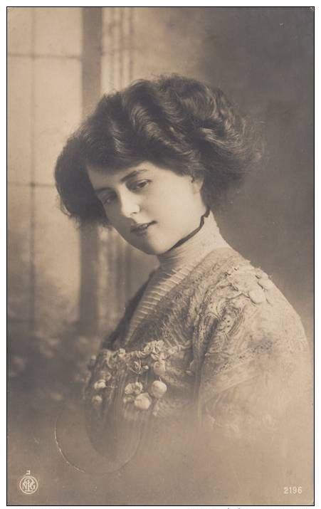 CARTE PHOTO DAME - COIFFURE - MODE - ART NOUVEAU ( Envoyée Au 3ème Régiment De Chasseurs A Pied à Tournai ) - Photographs