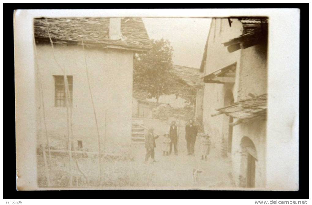 Carte Photo : Agriculteurs Paysans Dans Un Village Avec Outils Rateaux &amp; Enfants &amp; Chien - Dos Vierge - Fermes