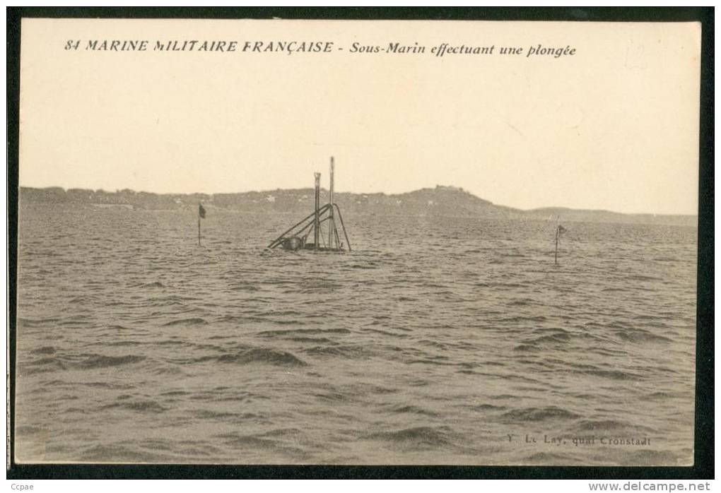 Marine Militaire Française -  Sous-marin  Effectuant Une Plongée - Sous-marins