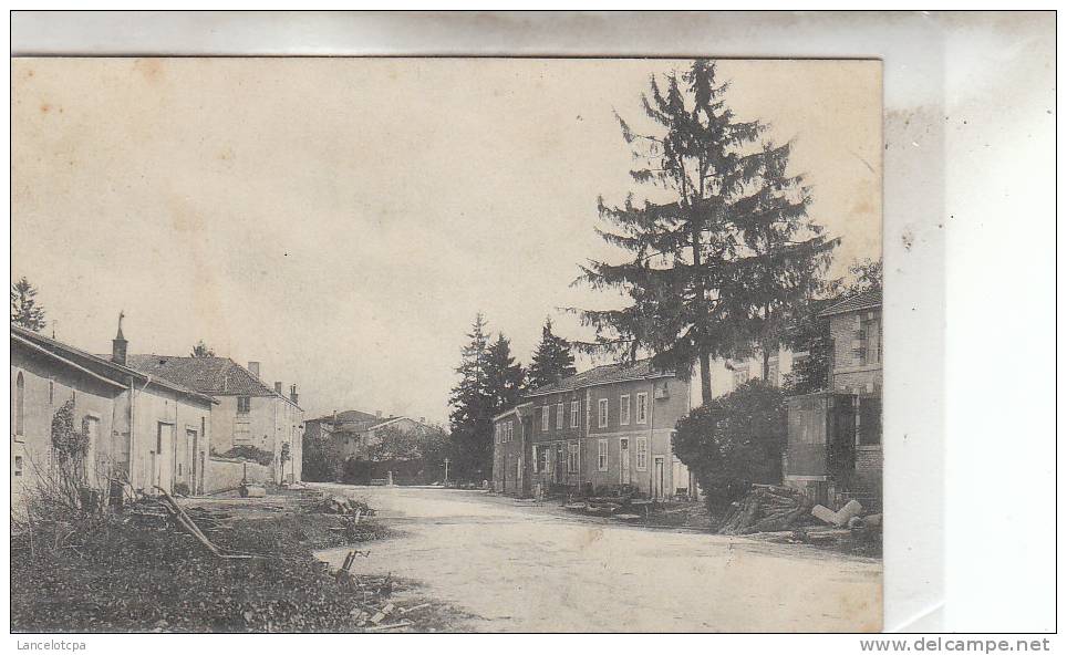 22 - INTERIEUR DE VILLAGE AUX ENVIRONS DE LOUDEAC (CARTE PHOTO) - Loudéac