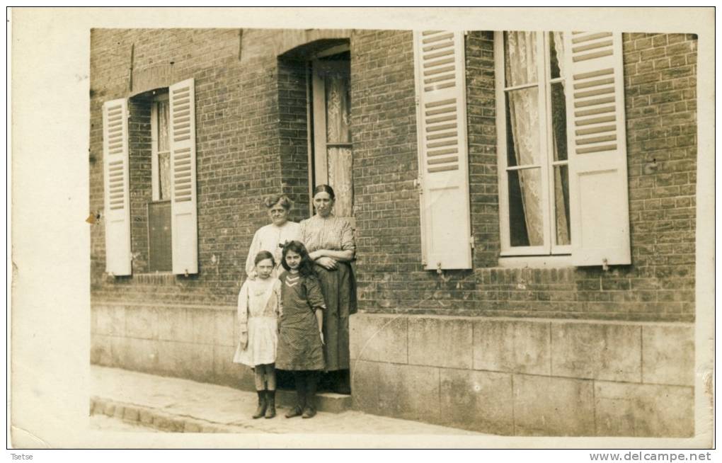 Nesle - Carte Photo D´une Famille Devant Leur Maison - A Situer  - 1912 ( Voir Verso ) - Nesle