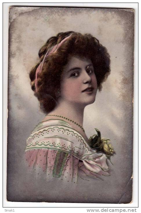 PHOTOGRAPHS WOMAN LADY WITH A ROSE FOLDED CORNER OLD POSTCARD 1915. - Photographs