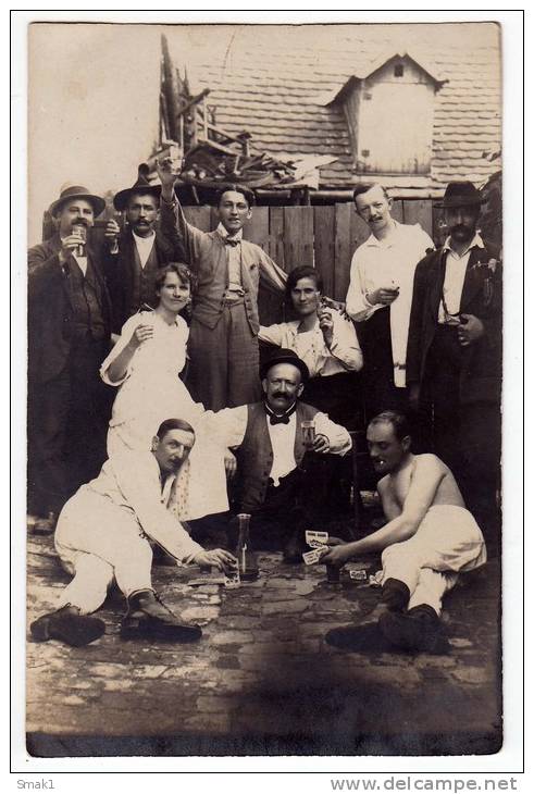 PHOTOGRAPHS MAN PLAYING CARDS AND DRINKING BEER OLD POSTCARD - Photographs