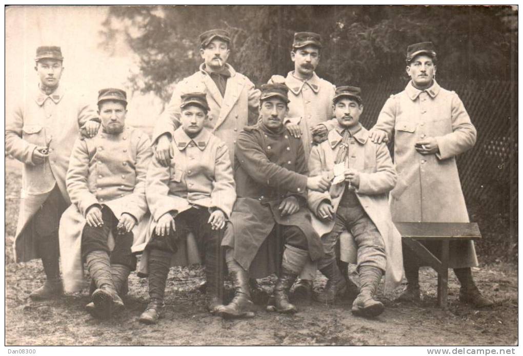 CARTE PHOTO NON IDENTIFIEE REPRESENTANT DES SOLDATS N° 15 SUR LES KEPIS PAS CIRCULEE - Regiments