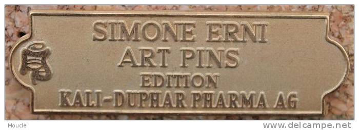 SIMONE ERNI ART PIN'S EDITION - KALI DUPHAR PHARMA AG    -    (ROUGE) - Celebrities