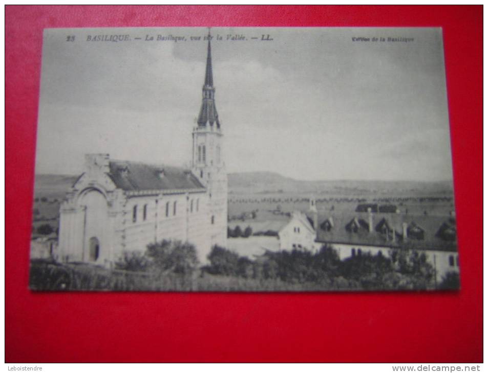 CPA THEME RELIGION   BASILIQUE LA BASILIQUE VUE SUR LA VALLEE   NON VOYAGEE  CARTE EN BON ÉTAT - Monuments