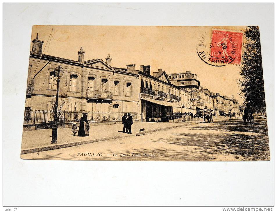 Carte Postale Ancienne : PAUILLAC : Le Quai Leon Perrier , Animé - Pauillac