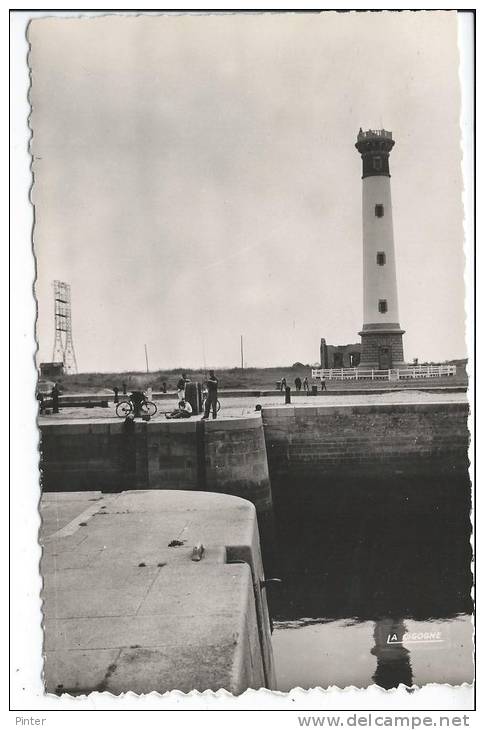 OUISTREHAM - RIVA BELLA - Le Phare Vu Des écluses - Ouistreham