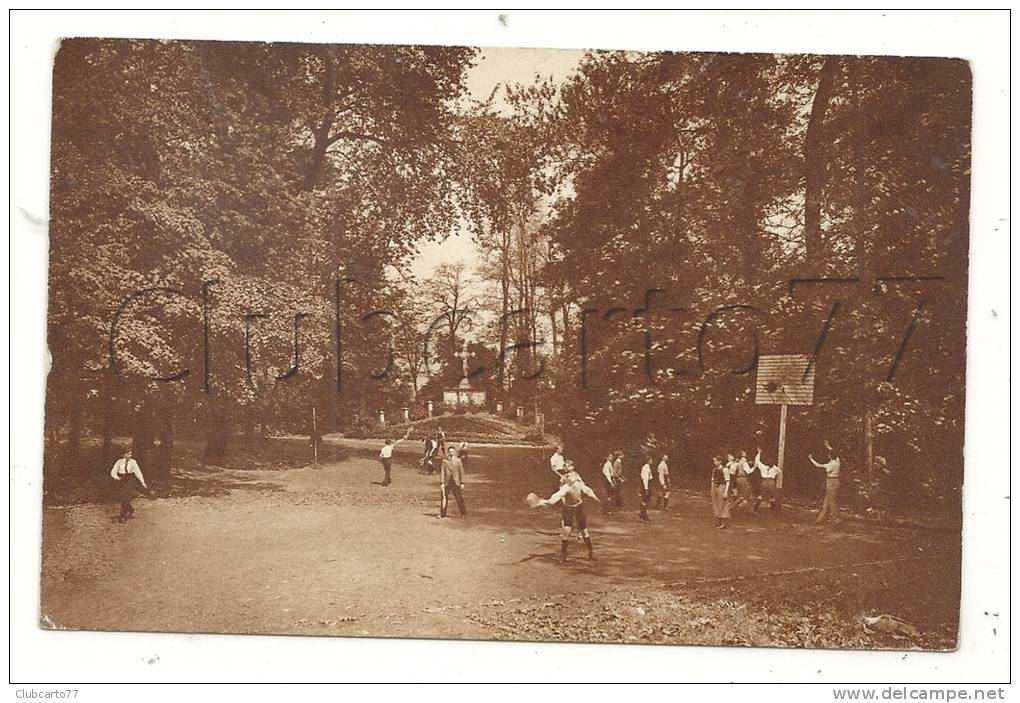 Marcq-en-Barroeul (59) : Partie De Tennis Et De Bascket Dans Le Parc De L'Institution Libre En 1933 (animée). - Marcq En Baroeul