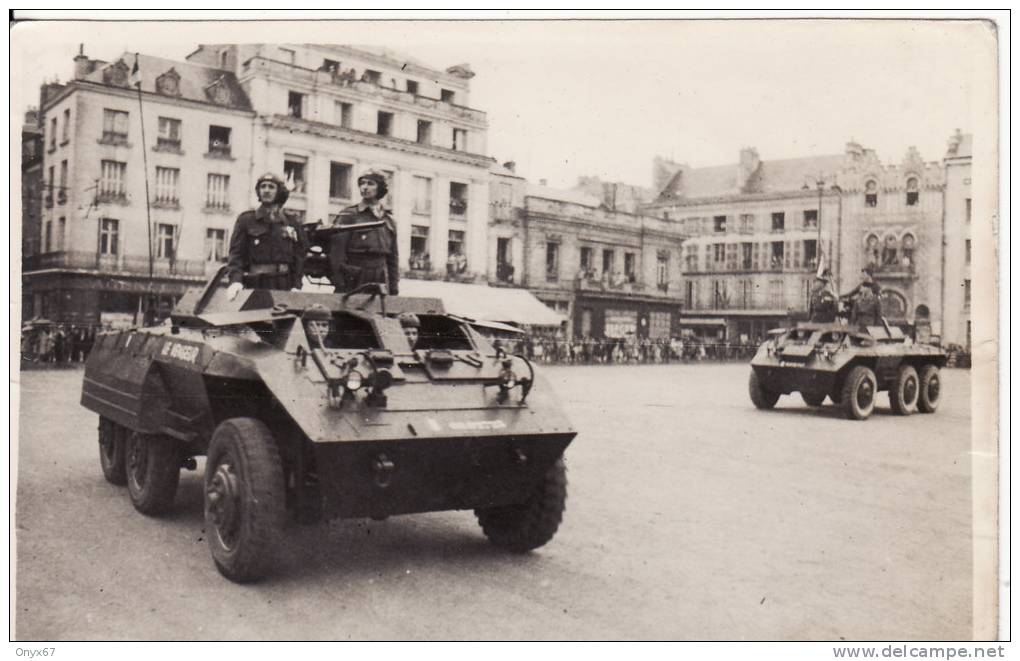 Carte Postale Photo Militaire Français 1939-1945-VEHICULES BLINDES LEGERS Défilé Dans Ville à SITUER à LOCALISER - Weltkrieg 1939-45