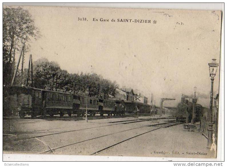 St Dizier  52    La Gare Intérieur Avec Train  Voir Cachet Au Dos - Saint Dizier