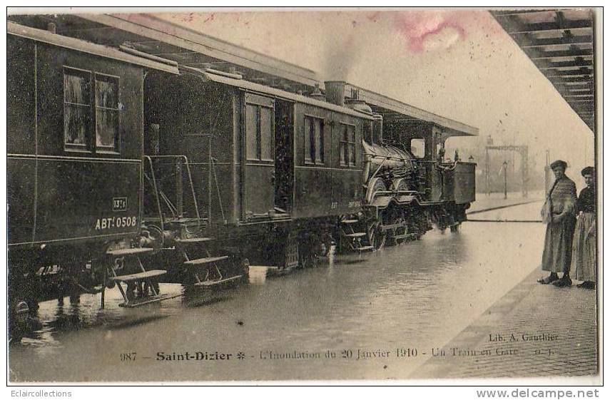 St Dizier  52    La Gare Intérieur Avec Train  Inondations De 1910 (qq Taches) - Saint Dizier