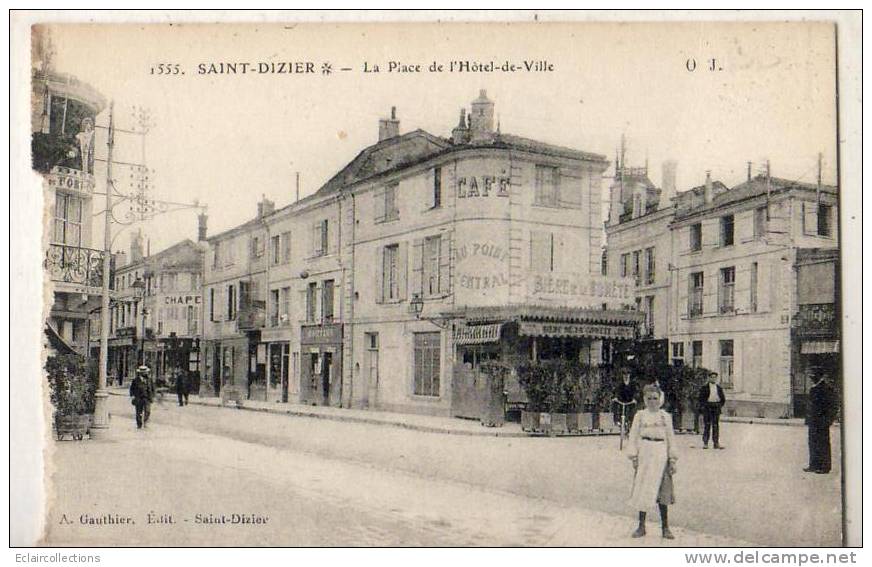St Dizier  52   Place De L'hotel De Ville (défault Coté Gauche) - Saint Dizier