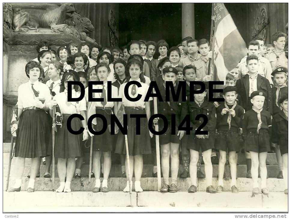 13 ARLES PHOTOGRAPHIE DE PRESSE SCOUT SCOUTISME JEUNESSE ECLAIREURS ECLAIREUSES DRAPEAU EGLISE SAINT TROPHIME - Scoutisme