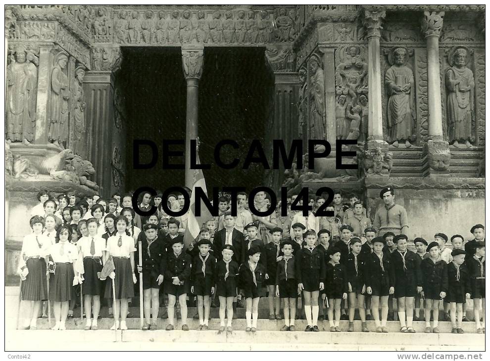 13 ARLES PHOTOGRAPHIE DE PRESSE SCOUT SCOUTISME JEUNESSE ECLAIREURS ECLAIREUSES DRAPEAU EGLISE SAINT TROPHIME - Scoutisme