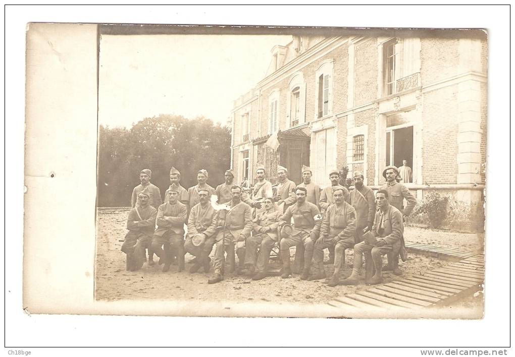 Carte Photo : Groupe De Miliaires ( Blessés) Posant Devant Un Grand Bâtiment : Lieu Indéterminé - Autres & Non Classés