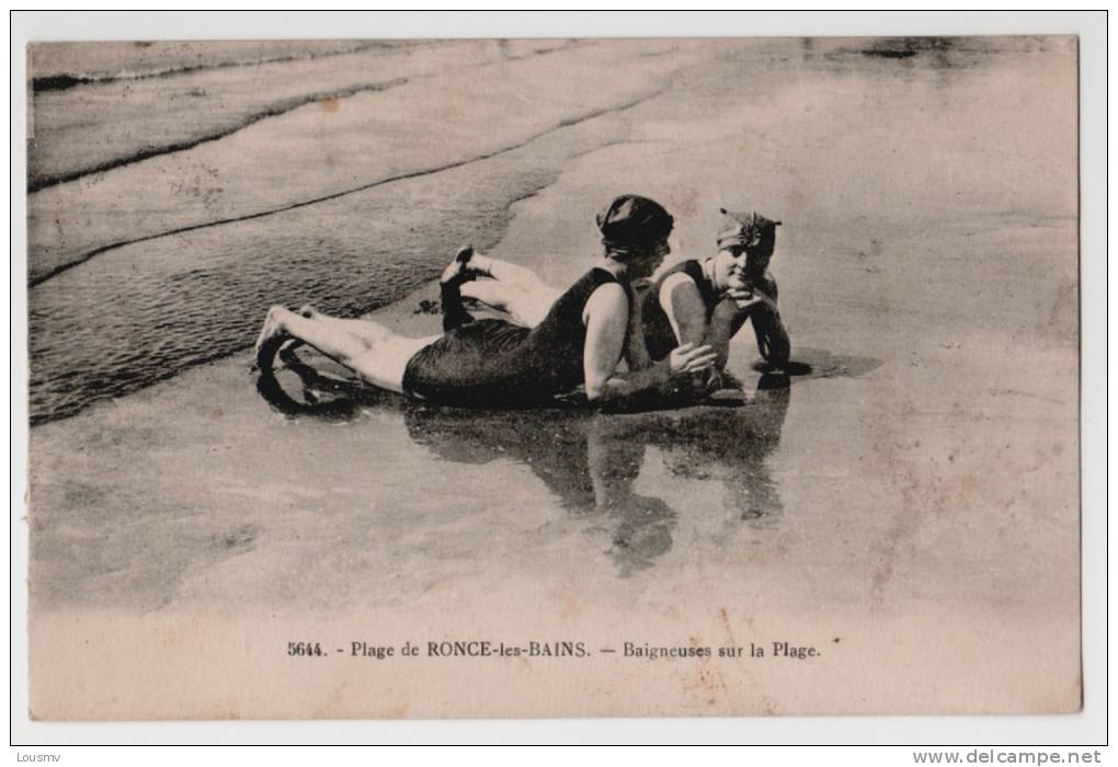 17 : Plage De Ronce-les-Bains - Baigneuses Sur La Plage - Animée - Petites Taches - Autres & Non Classés