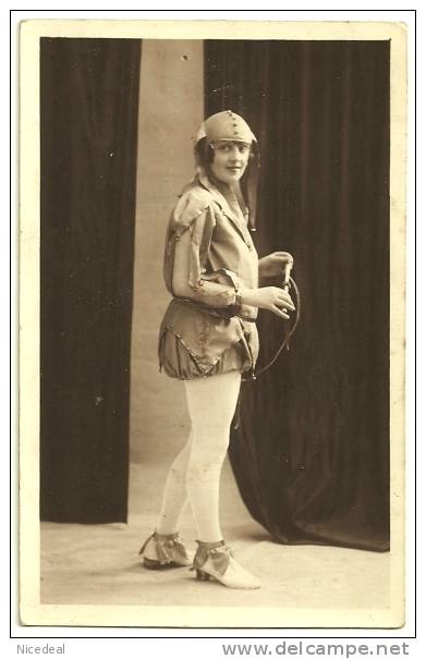 Ancienne Photo Tirage CPA Hattiger Belfort Jeune Fille Actrice Comédienne Rôle Costume Fou Arlequin Bouffon Théâtre Jeu - Berufe