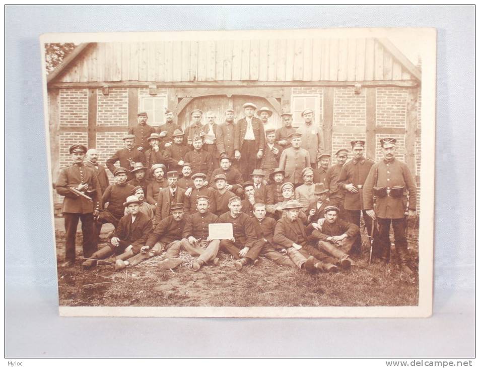 Photo Ancienne  110 X 89 Mm. Groupe De Militaires En Uniforme. Lieu Illisible Sur L'ardoise - Krieg, Militär