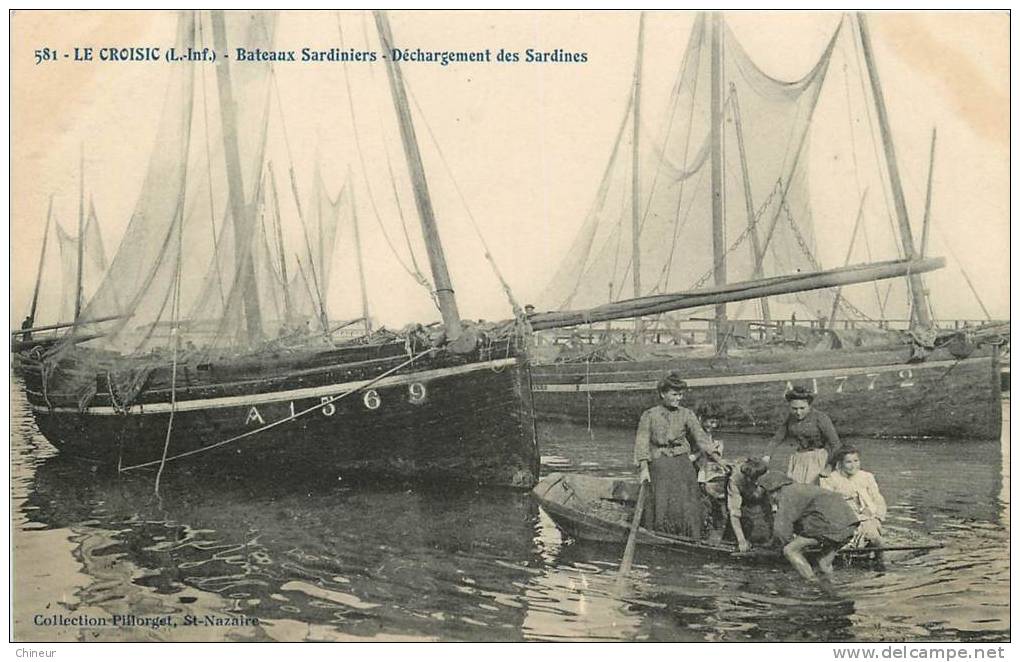 LE CROISIC  BATEAUX SARDINIERS DECHARGEMENT DES SARDINES - Le Croisic