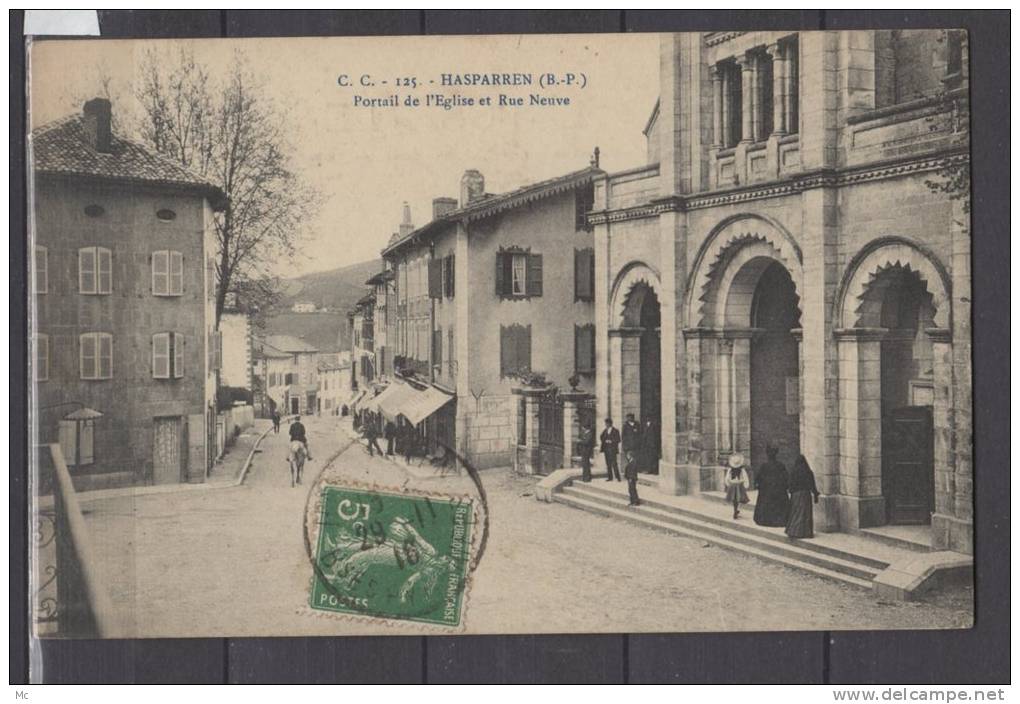 64 - Hasparren - Portail De L'Eglise Et Rue Neuve - Hasparren