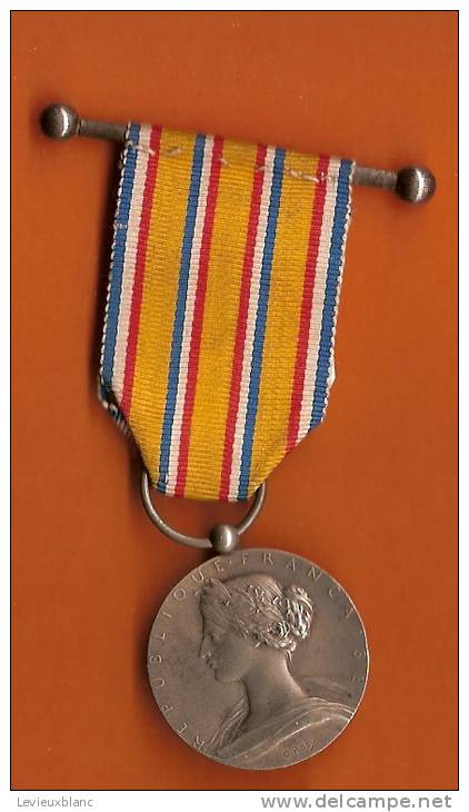 France/lot de six médailles et un insigne/Sapeurs Pompiers/ Ministére de l´Intérieur/Vers 1900   D 106