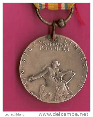 France/lot de six médailles et un insigne/Sapeurs Pompiers/ Ministére de l´Intérieur/Vers 1900   D 106