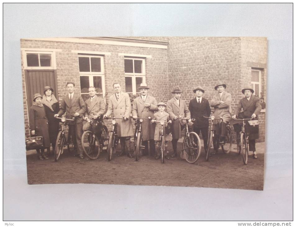 Photo - Carte Postale. Groupe De Cyclistes. Vélos Anciens - Ciclismo