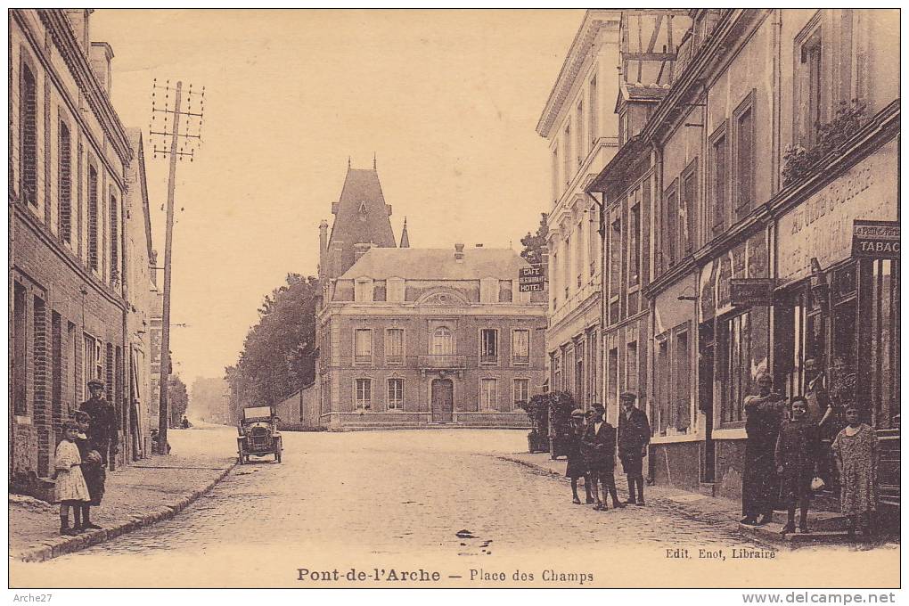 CPA - 27 - PONT DE L'ARCHE- Place Des Champs - Pont-de-l'Arche