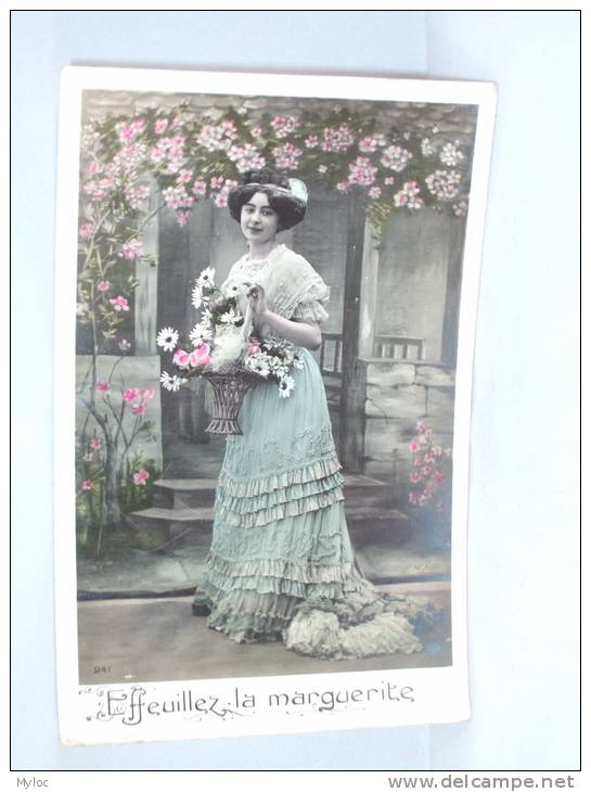 Carte Fantaisie. Femme Avec Bouquet De Fleurs.  Effeuillez La Marguerite - Mujeres