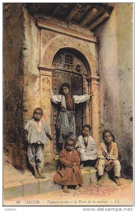 ALGER ENFANTS ARABES A LA PORTE DE LA MAISON  CPA COLORISEE NO 36 - Enfants