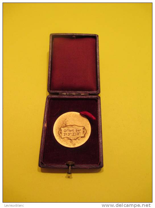 Médaille Civile/Bronze Doré/ Chiffrée DR /Offert Par P.F.D.F./1925                       D111 - Other & Unclassified