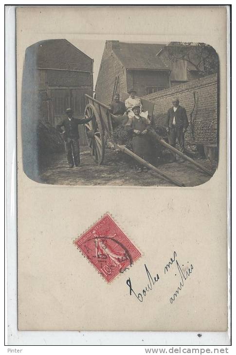 Groupe De Personnes Dans Une Cour  - CARTE PHOTO - Fermes