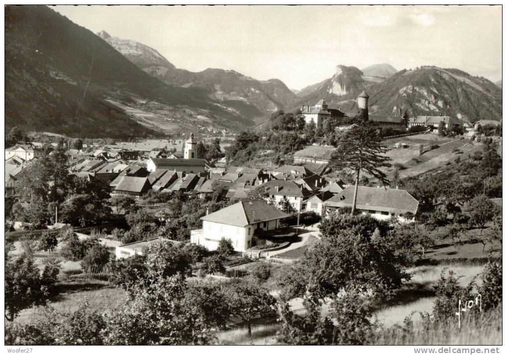 CPSM  FAVERGES    Un Coin Du Village Et Le  Naubellet - Faverges