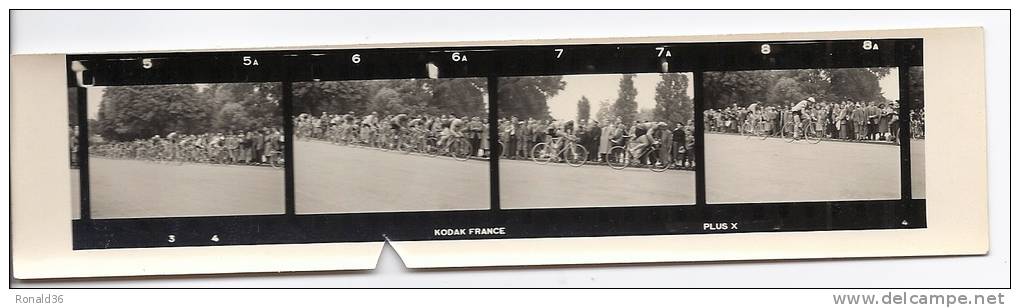 Lot Photos Course Cycliste , Coureurs Peloton Cyclisme Arrivée Vainqueur Fleur Spectateur Route Env De Paris - Ciclismo